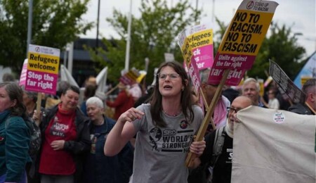 İngiltere'de on binlerce kişi aşırı sağa karşı sokağa çıktı