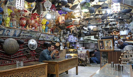 İsfahan’daki tarihi çayevi antika eşyayla müşterilerini "tarih yolculuğuna" çıkarıyor