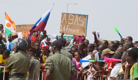 Fransa'nın Nijer'deki Büyükelçisinin durumu uluslararası hukuk hükümlerini gündeme getirdi