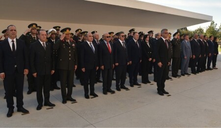 15 Kasım Rauf Raif Denktaş Anıtı’nda törenle kutlandı: Kıbrıs Türk halkının onurunu korumak görevimizdir