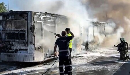 İstanbul Bakırköy'de metrobüste çıkan yangın söndürüldü