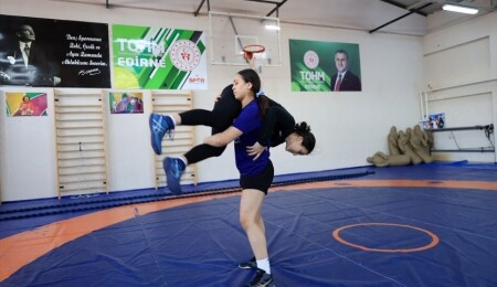 Ülkeden kadın güreşçiler Edirne’de Türkiye ile ortak kamp yaptı