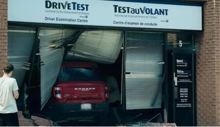 Kanada'da gazla freni karıştıran sürücü adayı, sürücü kursuna daldı