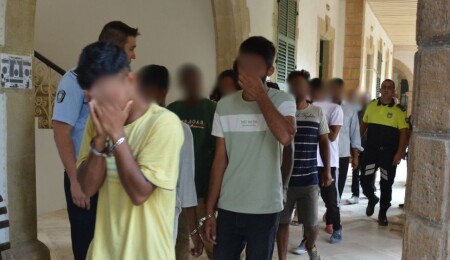 Ülkede izinsiz kalmakla itham edilen 8 kişi serbest bırakılırken, 26 kişi 8 gün daha tutuklu