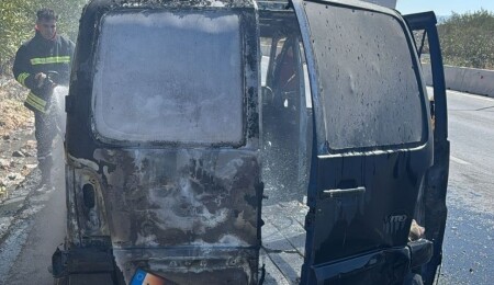 Girne-Lefkoşa anayolunda bir araç yanarak kullanılamaz hale geldi