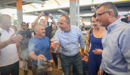 Erhürman, Lefkoşa Açık Pazarı’nı ziyaret etti: Cumhurbaşkanlığı vizyonunu aktardı!