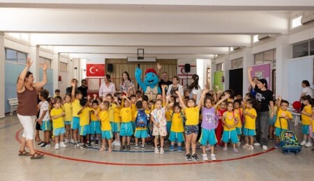 Merit çalışanlarından 750 çocuğa kırtasiye ve oyuncak desteği