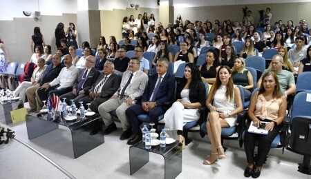 DAÜ Eczacılık Fakültesi öğrencileri, Eczacılar Günü kapsamında Beyaz Önlük Giyme Töreni düzenledi