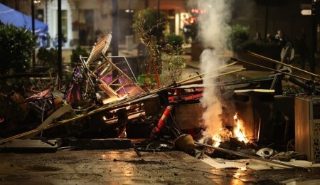 Gürcistan’da, Cumhurbaşkanlığı Sarayı’nı ele geçirmeye çalışan göstericiler polisle çatıştı