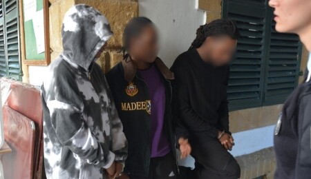 Ülkede izinsiz ikamet etmekle itham edilen 3 kişi tutuklandı; biri 10 yıldır ülkede