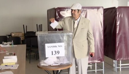 Bağımsız Cumhurbaşkanı adayı Arif Salih Kırdağ oyunu kullandı