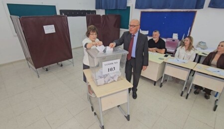 2'nci Cumhurbaşkanı Mehmet Ali Talat, oyunu kullandı