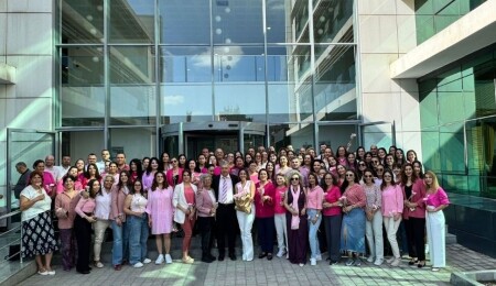 Vergi Dairesi çalışanları meme kanseri farkındalığı için pembe giydi