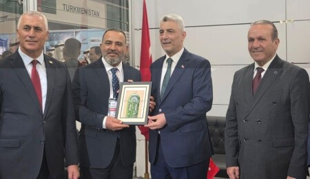 Türkiye Ticaret Bakanı Ömer Bolat, Helal Expo’da Kuzey Kıbrıs standını ziyaret etti