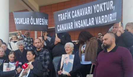 Trafik kazalarında ölenlerin aileleri İskele Mahkemesi önünde toplandı: Sorumlular cezalandırılmalı
