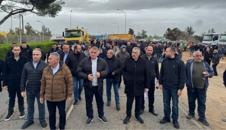 Dikelya çevresindeki köylüler, İngiliz üssü önünde protesto düzenledi