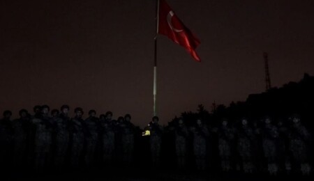 Türkiye'de askerler, depremde hayatını kaybedenler için saygı duruşunda bulundu