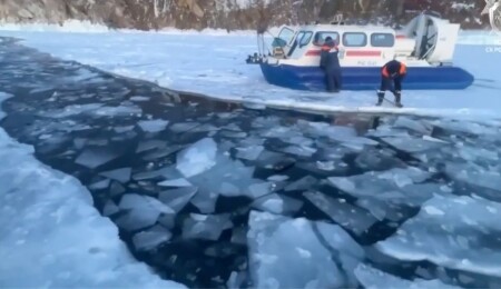 Rusya'nın Baykal Gölü’nde facia: Tur aracı buzun altına düştü, 8 ölü