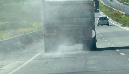 Kamyonun taşıdığı kumların yola saçılmıştı, sürücüye 151 Bin TL ceza