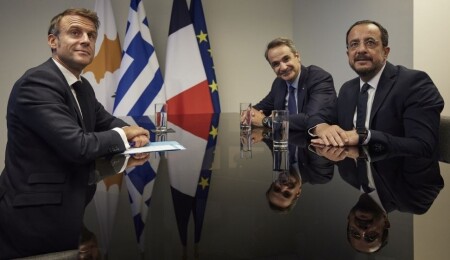 Emmanuel Macron ve Kriakos Miçotakis, Güney Kıbrıs'ı ziyaret edecek