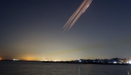 Hizbullah, İsrail’in kuzeyine 100 roketle yoğun saldırı düzenledi