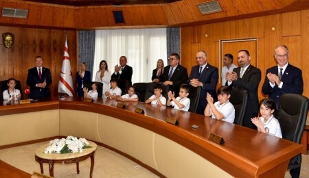 Üstel, 23 Nisan’da ilkokul öğrencilerini kabul etti, Bakanlar Kurulu çocukların başkanlığında toplandı