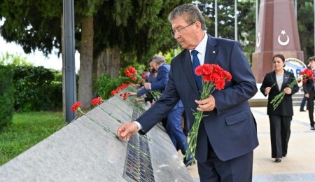 Ünal Üstel, Haydar Aliyev’in anıt mezarını ziyaret etti
