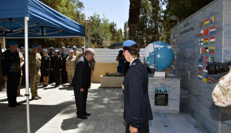 Antonio Guterres, Ledra Palace'taki BM Barış Gücü Anıtı'na çelenk koydu
