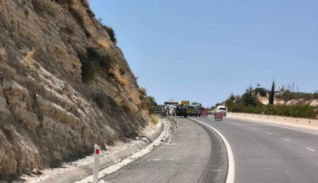 Güney Kıbrıs’ta yola düşen buzdolabını almak isteyen adam, kazada hayatını kaybetti