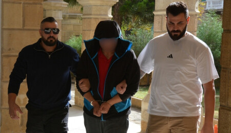 Evinde 2 tabanca, 15 canlı mermi ve yüklü miktarda uyuşturucu bulundu: Zanlıya 3 gün tutukluluk