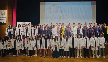 DAÜ’de tıp öğrencileri yeni akademik yıla beyaz önlükle başladı