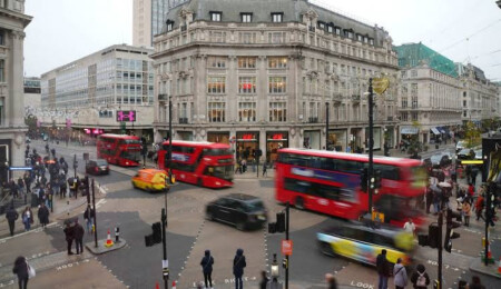 Londra’nın ünlü caddesi Oxford Street araç trafiğine kapatıldı