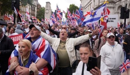 Londra'da aşırı sağcı protestocular polisle çatıştı