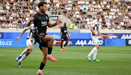 Beşiktaş, eksik kaldığı maçta avantajı kaptı, 100'üncü Avrupa galibiyetine ulaştı