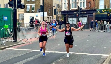 Meliz Houssein, sağlık engellerine rağmen Hackney Maratonu’nda hem koştu hem bağış topladı