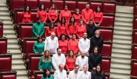 İtalyan M5S milletvekilleri Filistin renkleriyle parlamentoda dayanışma mesajı verdi