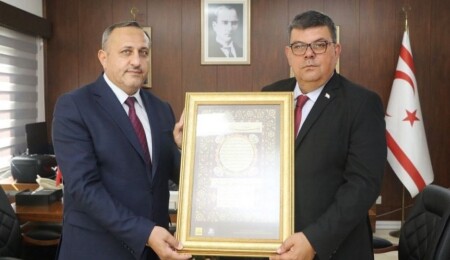 Maliye Bakanı Dr. Özdemir Berova, Din İşleri Başkanı Hakan Moral’ı kabul etti