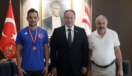 Ziya Öztürkler, Milli Yüzücü Doğukan Ulaç’ı kabul etti; uluslararası başarılarından dolayı tebrik etti