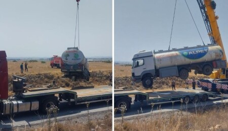 İskele-Ercan yolunda devrilen akaryakıt yüklü tanker kaldırıldı: Yol yeniden trafiğe açıldı