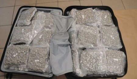 Larnaka Havalimanı’nda bir yolcunun bavulunda 22 kilo uyuşturucu bulundu