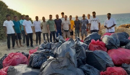 Pakistan Toplum Refahı ve Sosyal Destek Derneği, plajdaki temizlik çalışmalarıyla faaliyetlerine başladı