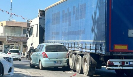 Gazimağusa’da kaza: Hatchback türü araç, çarpıştığı TIR’ın kör noktasına sıkıştı!