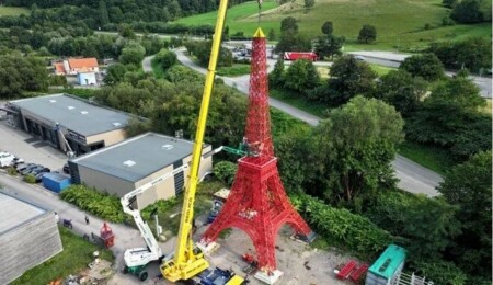 Fransa’da 77 yaşındaki emekli bir tamirci, torunuyla Eyfel Kulesi'nin kopyasını yaptı
