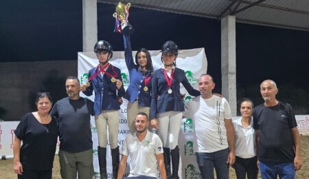 Rüzgar Atlı Spor Kulübü Engel Atlama Müsabakası renkli görüntülere sahne oldu