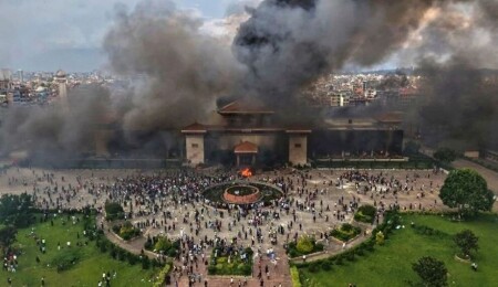 Nepal yeni liderini arıyor: Bakanlar dövüldü, ordu helikopterleri havalandı