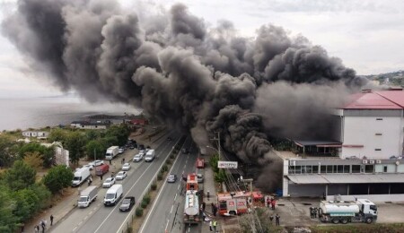 Trabzon'da AVM'de yangın: Gökyüzünü siyah duman kapladı