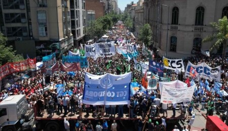 Arjantin’de binlerce kişi eğitim ve sağlık kesintilerine karşı sokakta