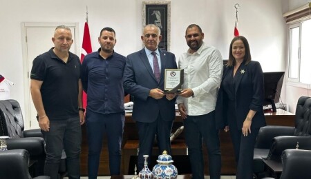 Çavuşoğlu, Larnaka Gençler Birliği’ni kabul etti: Bakana teşekkür plaketi takdim edildi!