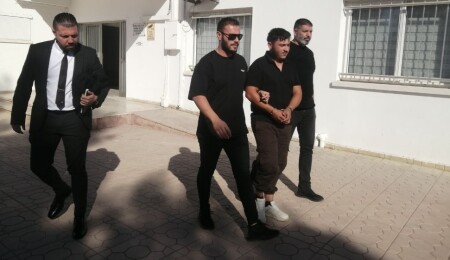 Rum polis aracına çarpıp kaçarken askeri bölgeyi ihlal etmekle itham edilen zanlı 3 gün tutuklu!