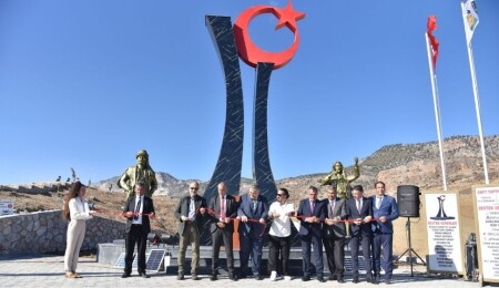 Türkiye Lefkoşa Büyükelçiliği KEİ katkılarıyla, Göçeri köyünde Sarı Çizmeli Mehmet Ağa Anıtı açıldı